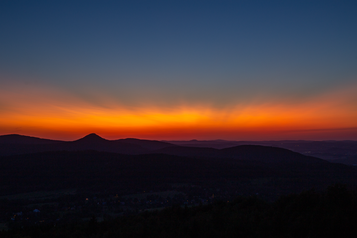 Purpurfarbenes Leuchten des Himmels durch atmosphärische Aerosole
kurznach Sonnenuntergang über der Lausche.
